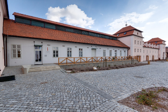 Rekonstrukce bývalých hospodáøských budov konírny a sýpky na Velehradì