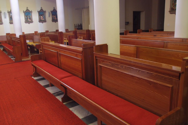 Kostel nejsv.Trojice - doplnìní lavic a vytápìní